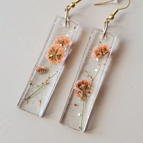 Handmade Pressed Wildflower Long Rectangle Dangle Earrings! Pretty Pressed Orange Flowers. Subtle Gold Glitter Sparkle. Gold Hardware. Hooks Are Nickel Free And Hypoallergenic. Comes With Fresh Stoppers. Nice Size But Lighter And Comfy To Wear. Happy To Answer Any Questions Drop - 3 Inches. Flower Rectangle - 2 Inches Long By 1/2 Inch Wide. Please Be Aware These Are Handmade By Scratch And May Not Be Completely Perfect As Flower Placement Is Not Identical :) Dried Flowers And Resin, Resin Flower Keychain, Clay Resin Earrings, Resin Earing Design, Dried Flower Resin Jewelry, Resin Art Earrings, Resin Earring Ideas, Resin Flower Earrings, Resin Earrings Ideas