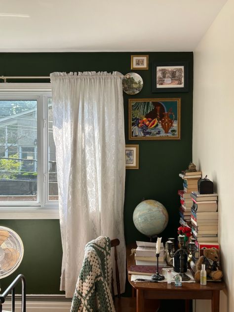 room vintage inspo green bedroom books decor Maximalist Green Bedroom, Vintage Green Bedroom, Bedroom Books, Green Room Ideas Bedroom, Dark Green Rooms, Academia Bedroom, Green Accent Walls, Aesthetic Dream, Apartment Vibes