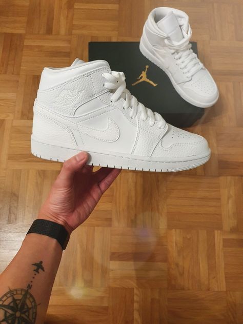 White Air Jordan 1 Outfit Women, White Jordan 1 Women Outfit, Jordan 1 White Outfit, Triple White Jordan 1, White Jordans Outfit, All White Jordans, All White Jordan 1, Jordan 1 Mid Triple White, Air Jordan White