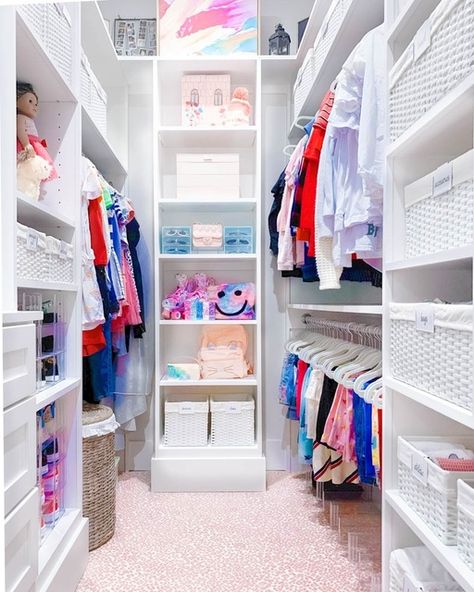 Preppy Walk In Closet, Preppy Closet Organization, Rainbow Organization, Preppy Closet, Closet Idea, Teenager Room, Closet Storage Systems, Pink Closet, Dressing Room Closet