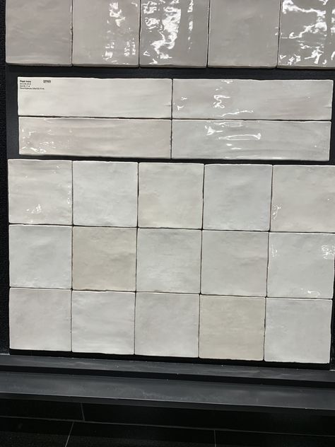 White Square Tile Backsplash, Bathroom Tile Shower Ideas, Tiles Kitchen Floor, Tiles Painting, Backsplash Tile Ideas, Kitchen Remake, Tile In Bathroom, Wallpaper Tiles, Floor Tiles Kitchen