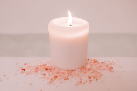 Make your own at-home salt cave for relaxation and allergy relief #saltcave #allergyrelief #simpleliving #DIY #simplelivingblog #wellbeing Himalayan Salt Cave Diy, Diy Salt Cave, Homeopathic Remedies For Allergies, Hygge Crafts, Pink Himalayan Salt Lamp, Himalayan Salt Bath, Salt Cave, Salt Room, Allergy Remedies