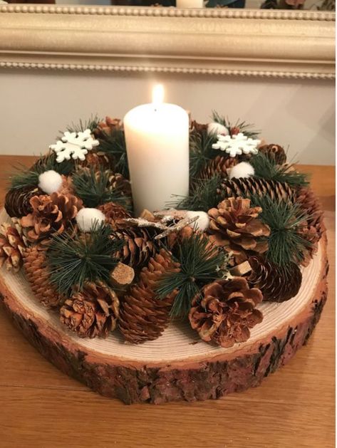 Christmas Cake Stand, Pinecone Crafts Christmas, Tafel Decor, Christmas Candle Decorations, Holiday Crafts Christmas, Vintage Diy, Christmas Crafts Decorations, Christmas Decor Ideas, Christmas Wood