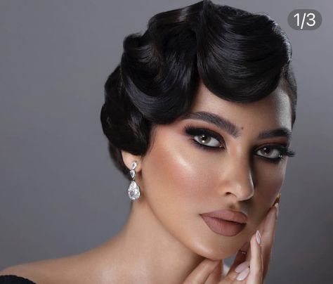 1950s Glamour Party, 1920s Hair Pieces, Harlem Nights Hairstyles Black Women, 20s Hairstyles Short, Gatsby Hair Short, Old Hollywood Glam Hair Short, 1920s Short Hair, Great Gatsby Makeup And Hair, 1920s Black Hairstyles