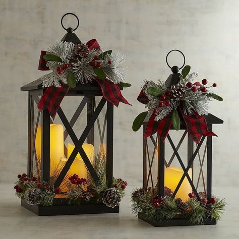 Rm Christmas, Christmas Lantern Ideas, Rustic Christmas Decorations, Lantern Christmas Decor, Candle Centerpiece, Traditional Holiday Decor, Centerpieces Diy, Lantern Ideas, Christmas Candle Decorations