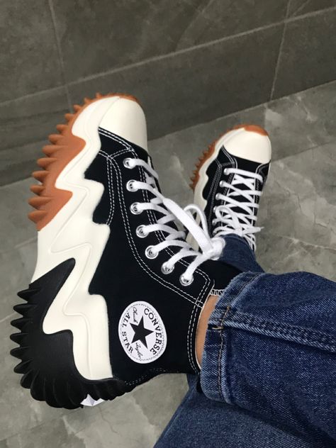 #converse #motion #converseallstar #converseplataforma Converse Motion, Converse Streetwear, Zapatillas All Star, Converse Heels, Converse Run Star Motion, Cute Converse Shoes, Accessorizing Outfits, Gymnastics Shoes, Cute Converse