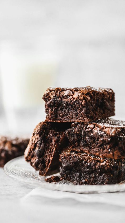 These homemade chocolate brownies are like the gourmet version of boxed brownies with the same exact texture but more flavor. They definitely live up to the name of better than boxed brownies! #chocolatebrownies #homemadebrownies #brownierecipes #butternutbakery Homemade Fudge Brownies, Brownies Decorados, Coconut Flour Brownies, Brownies Cheesecake, Homemade Chocolate Fudge, Gluten Free Brownies Recipe, Cookie Dough Cake, Ibs Recipes, Frozen Coffee