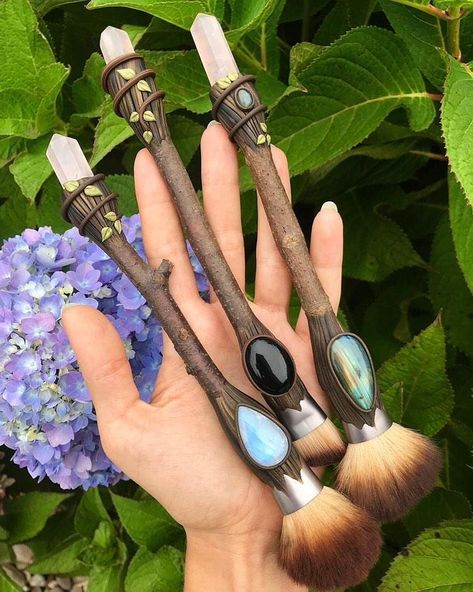 Witchy Makeup, Diy Wand, Witchy Crafts, Make Up Brush, Make Up Brushes, Witch Magic, Witch Broom, Crystal Magic, Diy Crystals