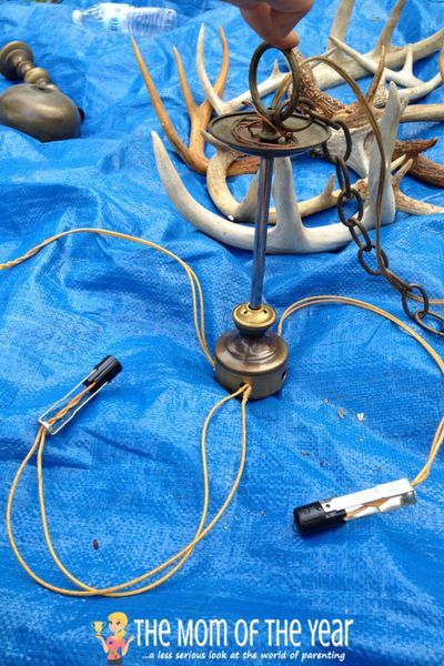 Antler Chandelier Diy, Diy Antler Chandelier, Diy Antler Projects, Deer Antler Table, Diy Deer Antlers, Antler Light Fixtures, Diy Antler, Antler Display, Deer Hunting Decor