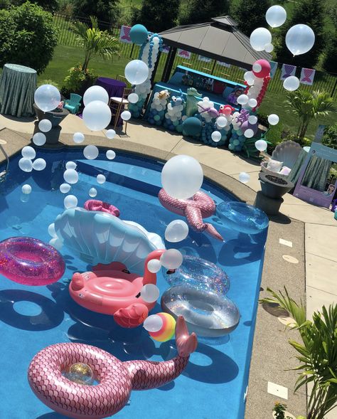 Mermaid Pool Parties, Swimming Pool Party, Mermaid Pool, Pool Party Themes, Pool Party Kids, Party Swimming Pool, Pool Party Decorations, Cool Swimming Pools, Pool Birthday