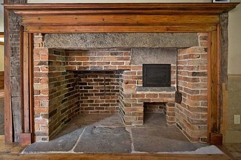 Early New England Homes | Antique Homes: Early New England Colonial Saltbox, c. 1775 Cooking Fireplace, Grill Fireplace, Parrilla Interior, Primitive Fireplace, Colonial Interiors, Fireplace Cooking, New England Colonial, Rustic Decorating, Colonial Kitchen