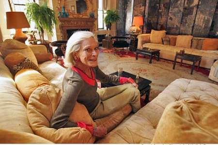 A day in the life of ... Nan Kempner / She'll take Manhattan -- but she misses San Francisco Nan Kempner, Park Avenue Apartment, Chinoiserie Room, New York Socialites, Duncan Grant, Famous Lifestyle, Socialite Style, City Hospital, Opulent Interiors