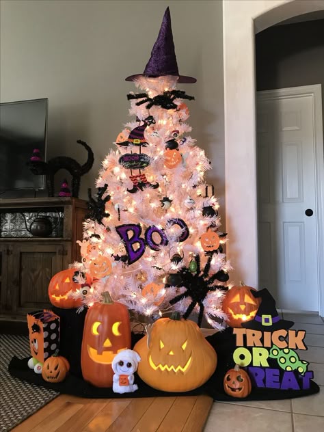 Small Halloween Tree Ideas, Halloween Theme Christmas Tree, Halloween Xmas Tree Decorations, Diy Halloween Trees Ideas, White Halloween Tree, Halloween Christmas Tree Ideas, Halloween Trees Ideas, Easter Christmas Tree, Halloween Crafts Diy Projects