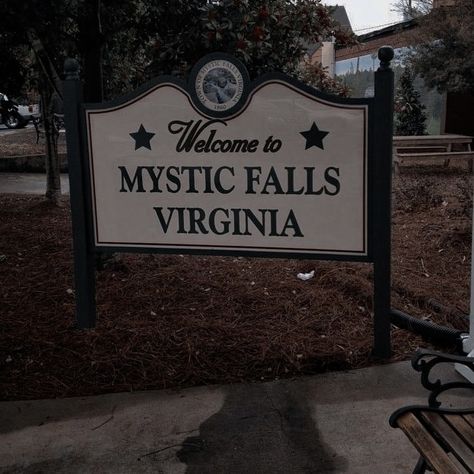 Tvd Asthetics, Vampires Aesthetic, Tvdu Wallpapers, Mystic Falls Virginia, Tvd Aesthetic, Vampier Diaries, Desenhos Gravity Falls, The Vampire Diaries 3, Vampire Diaries Wallpaper