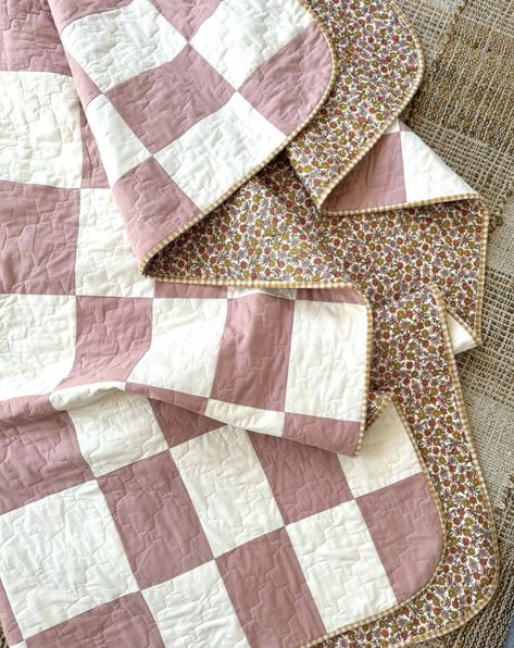 How to make: A big rectangles and squares quilts (real original Joz) Gingham Quilt Pink, Easy Blanket Sewing, Easiest Quilt Pattern, Quilted Pillow Cover Pattern, First Time Quilting Easy, Christmas Quilt Crafts Gift Ideas, Quilt Trim Ideas, Quilt For Mom, Sewing Patterns Quilts