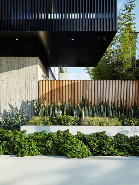 35 Modern Landscape Design Ideas For Minimalist Courtyard Garden | HomeMydesign Contemporary Planters, Modern Landscape Design, Landscape Design Plans, Design Exterior, Garden Landscape Design, City Garden, Fence Design, Decor Minimalist, Modern Landscaping