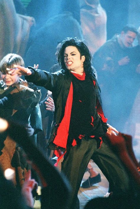 Earth Song in concert photo Jackie Jackson, Song Wallpaper, Randy Jackson, Earth Song, Michael Jackson Wallpaper, Joseph Jackson, King Of Pop, Paris Jackson, King Of Music