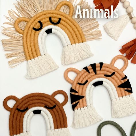 Macrame animal wall hangings Macrame Shapes Diy, Lion Macrame, Macrame Nursery, Art Macramé, Pola Macrame, Macrame Baby, Rainbow Diy, Rainbow Macrame, Safari Animals Nursery