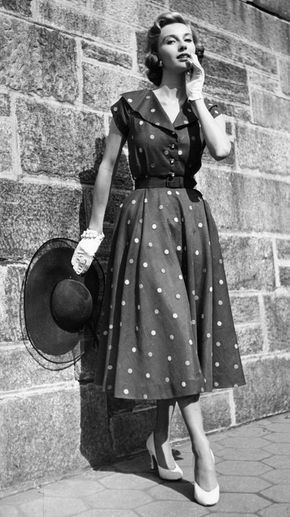 Best Fashion Moments of the 50's.....A look back at the era of elegance. Fashion 50s, 50s Fashion Dresses, Vintage Fashion 1950s, Fashion Week 2018, Fashion 1950s, 1950s Style, Estilo Chic, Vestidos Vintage, 1950s Dress