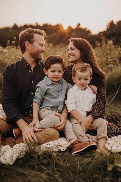 Family Photo Shoot Poses Studio, Routine For Toddlers, Family Session Poses, Fall Photoshoot Family, Outdoor Family Photoshoot, Big Family Photos, Hidden Doors, Cute Family Photos, Family Photoshoot Poses