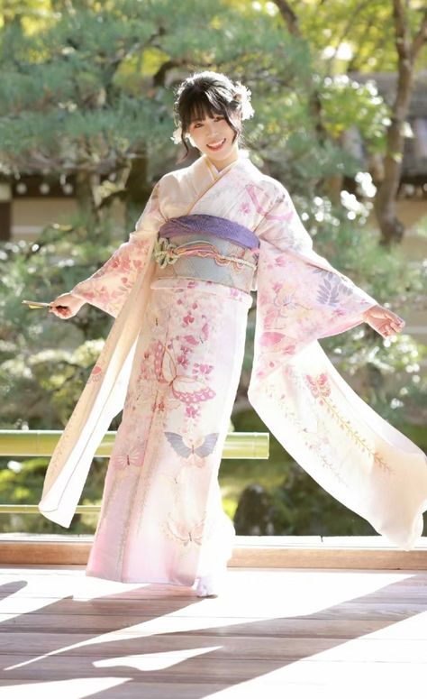 Traditional Japanese Kimono Female, Cute Kimono Outfits Japanese, Winter Kimono Traditional, Furisode Traditional, Kimono Poses Reference, Japanese Princess Kimono, Japanese Kimono Female, Yukata Aesthetic, Traditional Kimono Japan