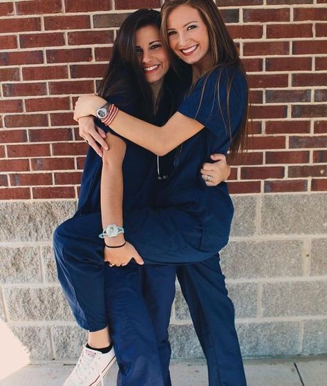 hopefully make friends in nursing school and start doing more things and being more social Nurse Besties, Medical Friends, Student Pictures, Nurse Outfit Scrubs, Nursing Goals, Student Picture, Medical Student Motivation, Nurse Inspiration, Nurse Aesthetic