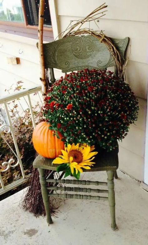 50+ Stunning DIY Fall Front Porch Decor Ideas for a Cozy, Rustic Outdoors Vibe - HubPages Diy Fall Front Porch Decor, Fall Yard Decor, Fall Front Porch Decor Ideas, Front Porch Decor Ideas, Season Decor, Primitive Fall, Fall Front Porch Decor, Fall Deco, Fall Thanksgiving Decor