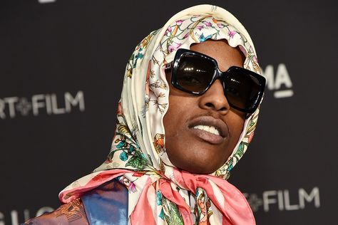 Take a Seat & Let A$AP Rocky Teach You How to Tie a Babushka #highsnobiety #style #streetwear Mens Babushka Fashion, Tie Streetwear, Mens Head Scarf, Tie Streetwear Outfit, Babushka Scarf Men, Mens Babushka, Babushka Scarf, Asap Rocky Scarf, Scarf Outfit Men