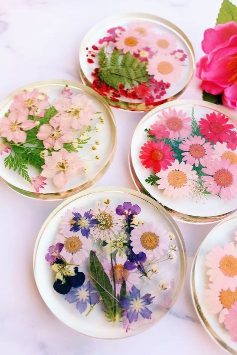 Diy Resin Flowers, Diy Resin Coasters, Preserve Flowers, Pressed Flowers Diy, Seni Resin, Dried Flowers Diy, Flower Coasters, Liquid Resin, Flowers Resin