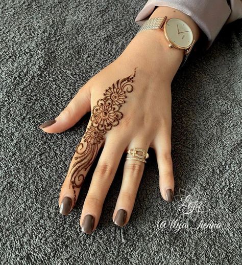 Henna Design Back Hand Simple, Henna Tattoo Front Hand, Henna Design On Fingers, Henna Patterns Simple, Simple Hand Henna Easy Front Hand, Simple Henna Designs For Beginners Hand Front Hand, Cute Mendhi Design, Simple Mehandi Front Hand Arabic, Mendhi Simple Designs