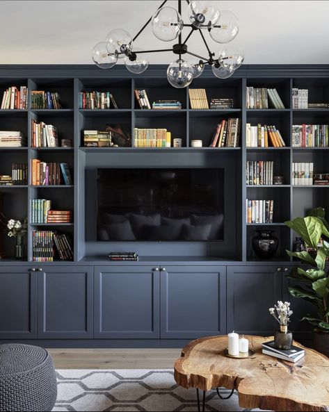 Built In Shelves Living Room, Living Room Wall Units, Living Room Built Ins, Bookshelves In Living Room, Eclectic Interior Design, Home Library Design, Wall Bookshelves, Living Room Bookcase, Living Room Inspo