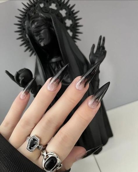 Ongles Goth, Gothic Nail Art, Aesthetic Antique, Nails Spooky, Gothic Homes, Vampire Nails, Acrylic Nails Stiletto, Artist Decor, Witch Nails