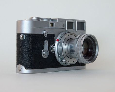 Read this post before buying a Leica M or a rangefinder camera - DIY Photography Leica Photography, Double Image, Reflex Camera, Old Design, Leica M, Light Meter, Rangefinder Camera, Prime Lens, Types Of Cameras