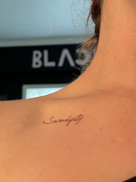 Minimalistic Collar Bone Tattoo, Collarbone Name Tattoo Women, Tattoo On Clavicle For Women, Cursive Collar Bone Tattoo, Tatoos Collar Bones, Under Clavicle Tattoo, Collar Bone Tattoo Writing, Collar Bone Tattoo Meaningful, Tattoo For Collar Bone For Women