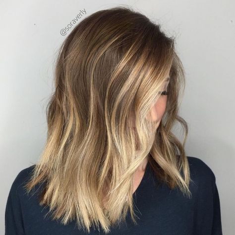 Side-Parted Bronde Lob with Shaggy Ends Medium Choppy Hair, Hairstyle Tips, How To Cut Bangs, Modern Haircuts, Choppy Hair, Long Bob Haircuts, Lob Haircut, Long Bob Hairstyles, Trending Haircuts