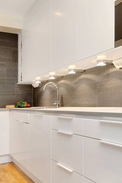 Snyggt kakel. Coola spottar. Big Tile Splashback Kitchen, Large White Tile Backsplash, Kitchen Backsplash With Large Tiles, Big Tiles Kitchen, Large Wall Tiles Kitchen, Large Kitchen Backsplash Tile, Kitchen Backsplash Big Tiles, 12x24 Tile Backsplash Kitchen, Large Tile Splashback Kitchen