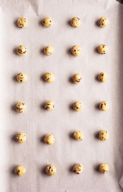 Mini Chocolate Chip Cookies Recipe, Macaroon Packaging, Crunchy Chocolate Chip Cookies, Cookies Aesthetic, Choco Chip Cookies, Mini Chocolate Chip Cookies, Chocolate Chip Cookies Recipe, Dessert Packaging, Choc Chip Cookies