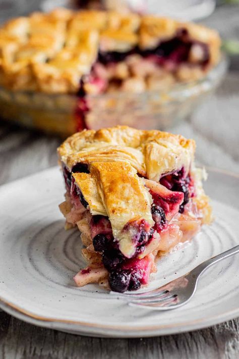 slice of pie front on. Blueberry Apple Pie, Apple Blueberry Pie, Pie Store, Homemade Pie Recipes, Apple Blueberry, Dessert Pie Recipes, Canned Apple Pie Filling, Classic Apple Pie, Pie Tops