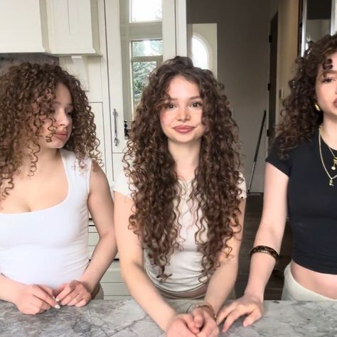 kalogeras sisters Colored Dreads, Cute Bun Hairstyles, Natural Curly Hair Cuts, Curly Hair Tutorial, Curly Hair Photos, Pretty Hair Color, Curly Hair Inspiration, Curly Girl Hairstyles, Curly Hair Routine