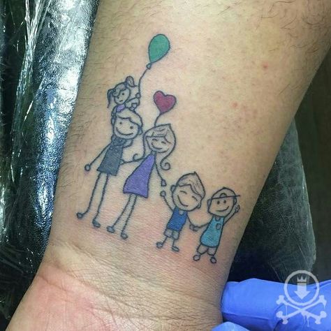 Cute stick figure family tattoo by Mario Rivera Jr. #12ozstudios #team12oz #tattoos #tattooartist #tattooart #tattooed #inked #bodyart #family #familytattoo #cutetattoos #tinytattoo Stick Figure Family Tattoo, Stick Family Tattoo, Stick Figure Tattoo, Good Family Tattoo, Small Rib Tattoos, Small Sister Tattoos, Stick Figure Family, Free Tattoo Designs, Family Tattoo Designs