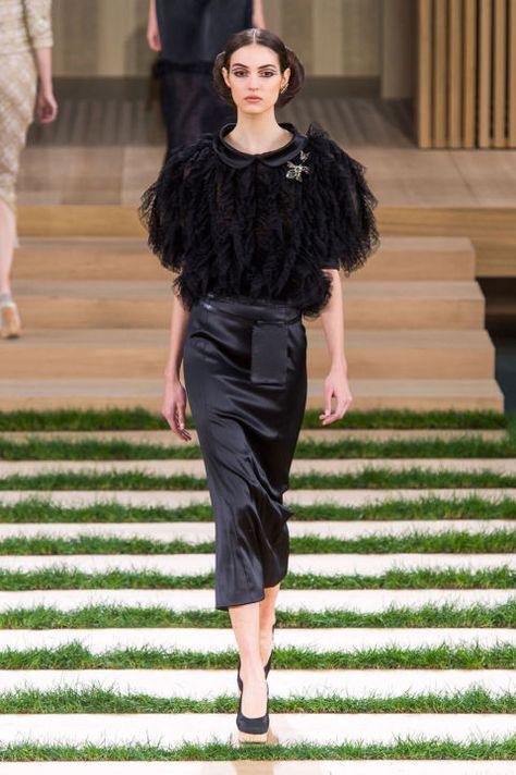 All The Looks From The Chanel Spring/Summer 2016 Haute Couture Show Chanel Spring 2016, Chanel Spring Summer, 2016 Couture, Haute Couture Paris, Mode Chanel, Chanel Couture, Popsugar Fashion, Chanel Spring, Elegante Casual