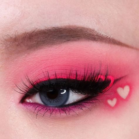 Pink Black Eyeshadow Looks, Pink Heart Eyeshadow, Pink Heart Eye Makeup, Heart Themed Makeup, Lovecore Makeup, Black And Pink Makeup, Pink Heart Makeup, Pink And Black Makeup, Heart Makeup Look