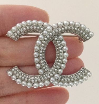 CHANEL CC Pearl Crystal Silver Metal Fashion Brooch Pin 2018 NIB Chanel Pins, Sparkly Accessories, Moda Chanel, Chanel Brooch, Jewelry Design Inspiration, Crystal Fashion, Metal Fashion, Pearl Crystal, Chanel Jewelry