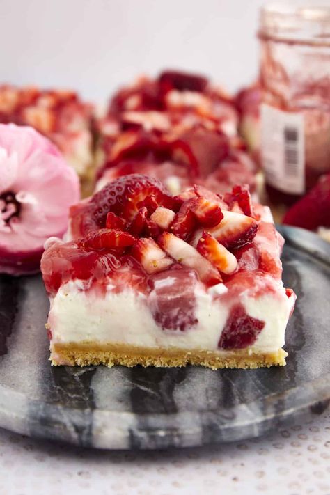 Strawberry Cheesecake Bars Cheesecake Bars Easy, Cheesecake Bar, Easy Strawberry Cheesecake, Strawberry Cheesecake Bars, Strawberry Things, Cakes Easy, Bar Desserts, Food Dolls, Brownies Cookies