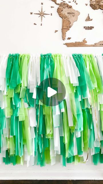 Liz Sharp Motherhood on Instagram: "Under $10 famous fringe backdrop for parties. All you need is plastic tablecloths and plastic fencing & a ton of free time 😅 or no sleep nights like me. #partydecor #fringebackdrop #partystreamers #babyshower #stpatricksdaydecor #partystylist #clevelandblogger #fringewall #plasticstreamers #diyprojects #diypartydecor" Easy Tablecloth Backdrop, Plastic Table Cloth Backdrop Diy, Decorating With Plastic Tablecloths, Backdrop Made From Plastic Tablecloths, Backdrops Using Plastic Tablecloths, How To Hang Plastic Tablecloth Backdrop, Table Cloth Fringe Backdrop Diy, Plastic Table Cloth Ideas Decorations, Garland Out Of Plastic Tablecloth