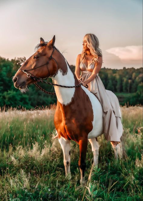 Horse Pics Photography, Pics With Horses, Horse Riding Photoshoot Ideas, Horse Birthday Photoshoot, Horseback Riding Photos, Horse Pictures Ideas, Pictures With Horses Ideas, Poses With A Horse, Picture With Horse