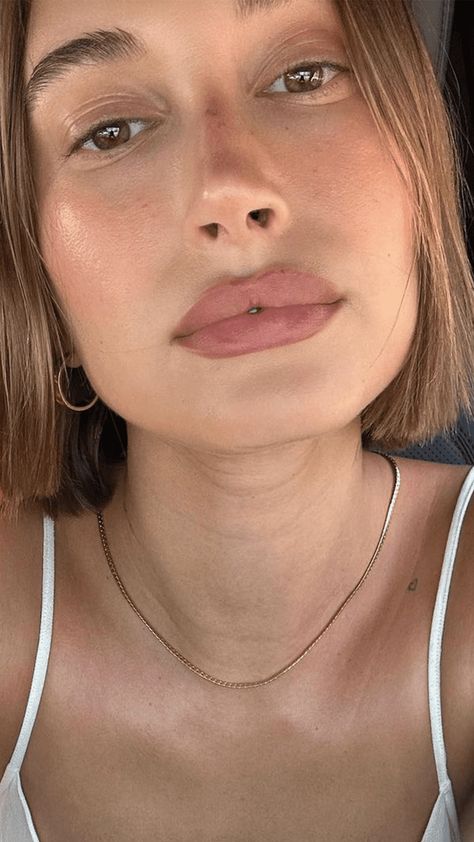 Hailey Bieber Tortoise Nails, Hailey Bieber Lips, Hailey Bieber Nose, Hailey Bieber Jewelry, Hailey Bieber Earrings, Hayley Bieber, Thick Gold Hoop Earrings, Big Nose Beauty, Big Noses