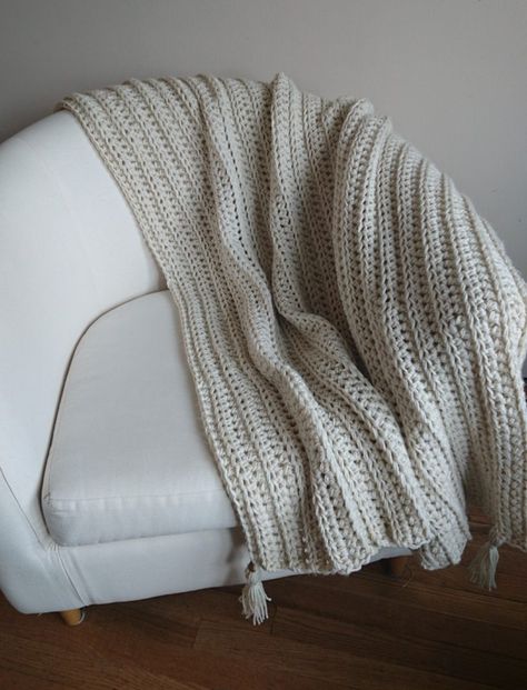 CHUNKY RIBBED THROW BLANKET w/ TASSELS - Free Pattern - lulostitchco.com Pretty Crochet Blanket, Crochet Blanket Chunky, Crochet Blanket Easy, Chunky Crochet Blanket Pattern, Baby Afghan Crochet Patterns, Free Baby Blanket Patterns, Modern Crochet Blanket, Ribbed Crochet, Crochet Throw Pattern