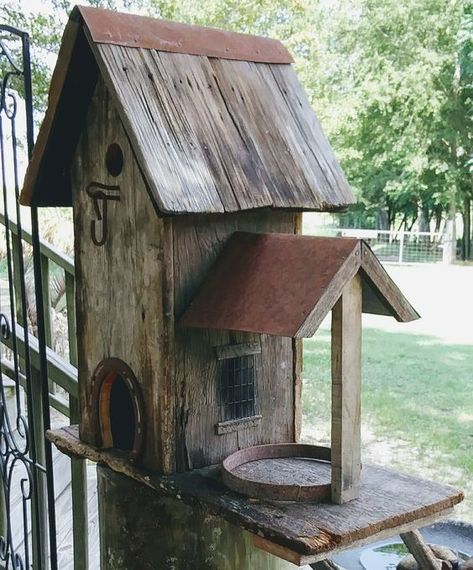 Rustic Birdhouse Feeder Rustic Bird Houses Ideas, Rustic Bird Houses, Barn Birdhouse, Rustic Bird Feeders, Unique Birdhouses, Barn Birdhouses, Rustic Birdhouses, Old Wood Projects, Birdhouse Projects