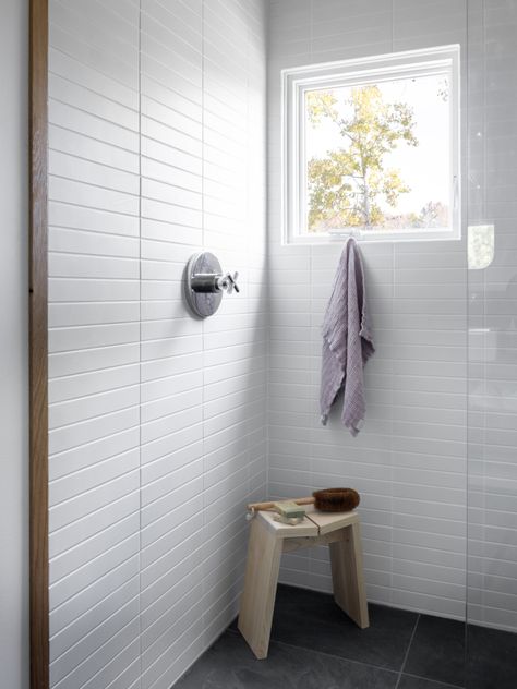 White Tiles Shower Walls, White Bathroom Slate Floor, Modern White Tile Bathroom, White Tiling Bathroom, Slate Bathroom Floor Tiles, Stacked Bathroom Tile, Horizontal Tile Shower Ideas, White Tile Wall Bathroom, Horizontal Stacked Tile